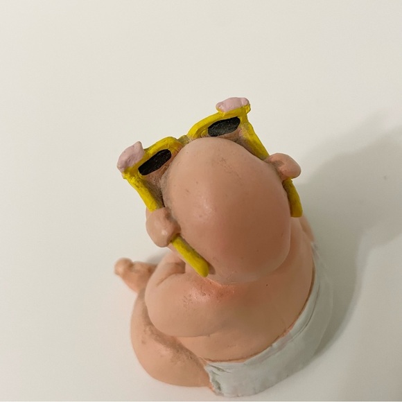 Vintage Wetherbee Pig Figurine wearing Sunglasses Figure - Picture 9 of 16